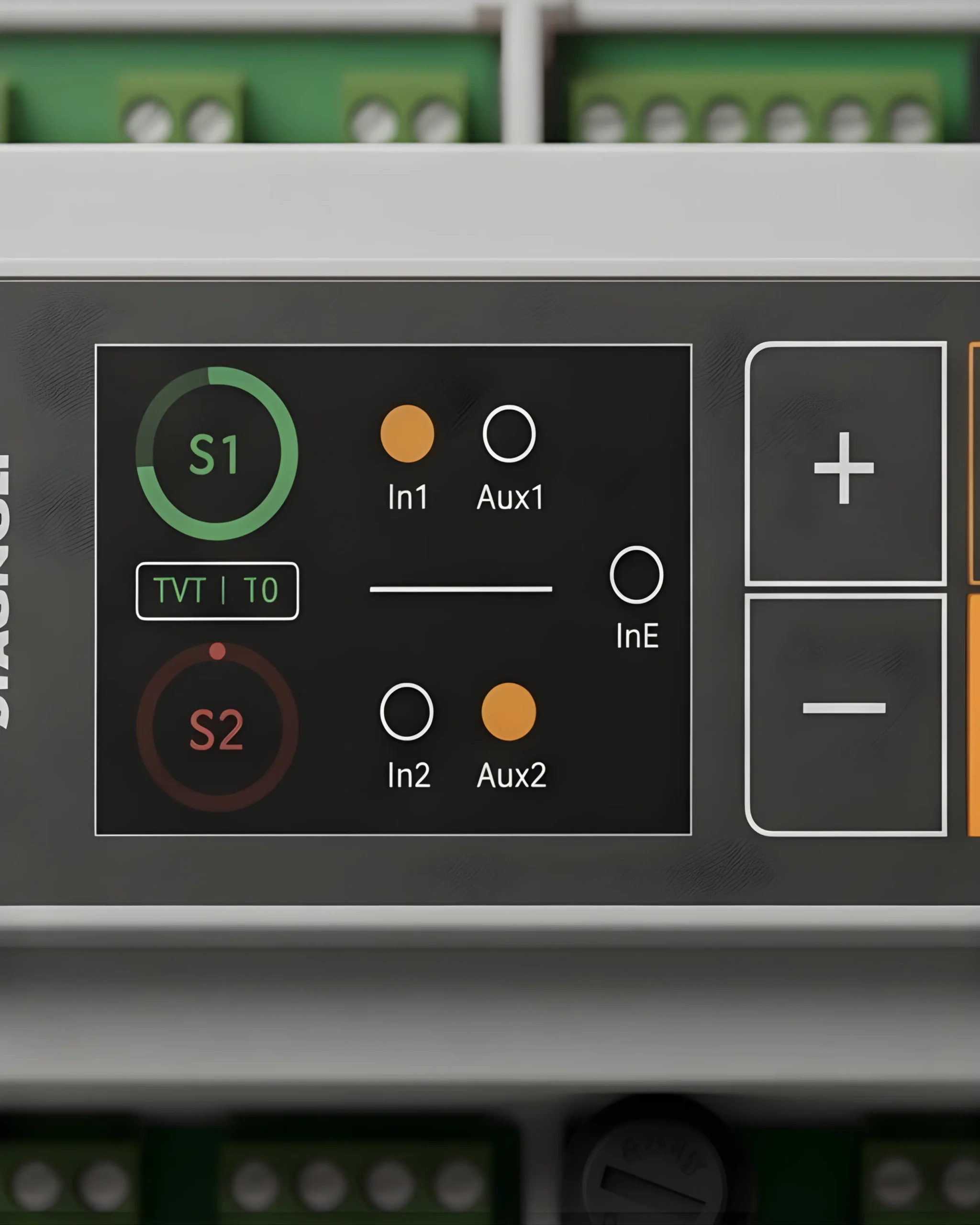 Nahaufnahme des VIACONTROL-Displays mit den Statusringen S1 und S2, den Anzeigen In1 / Aux1 und In2 / Aux2 sowie den Navigationstasten + / −.