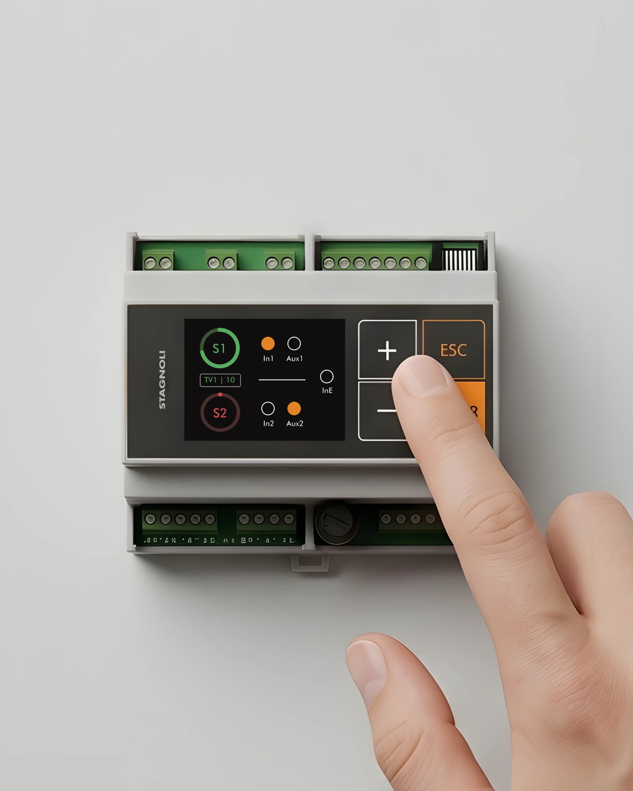 Ein Finger drückt eine Taste am VIACONTROL-Gerät.