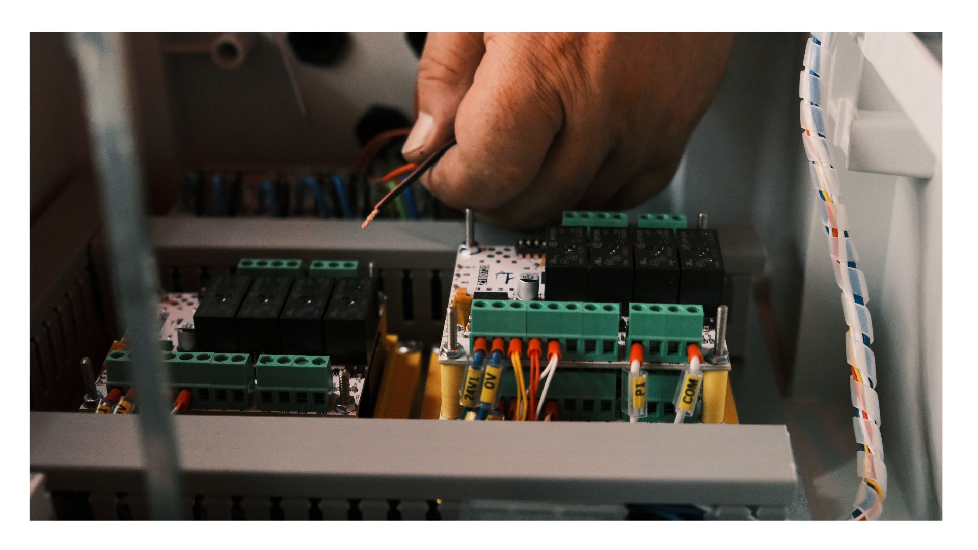 Installazione elettrica del quadro di comando per l'impianto semaforico per evento